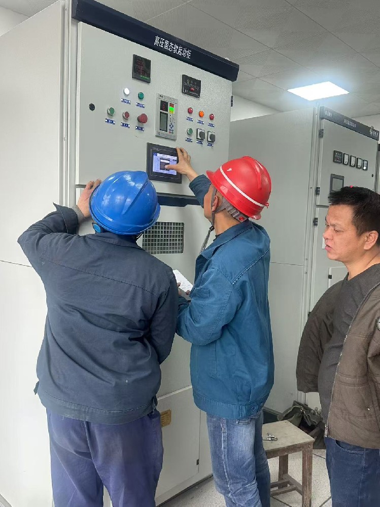 長沙文鋮電氣對客戶訂制的高壓固態(tài)軟啟動柜進行現(xiàn)場調(diào)適
